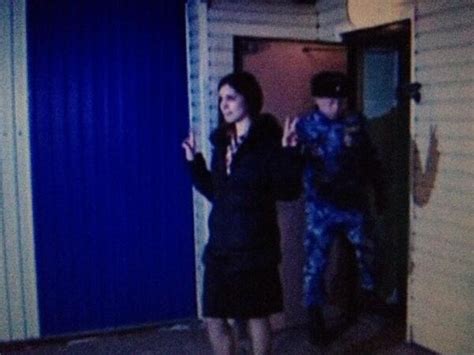 Integrante do Pussy Riot sai da prisão TMDQA