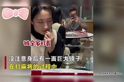 女子打麻将输一晚上，一直想不通原因，看到背后的镜子网友秒懂