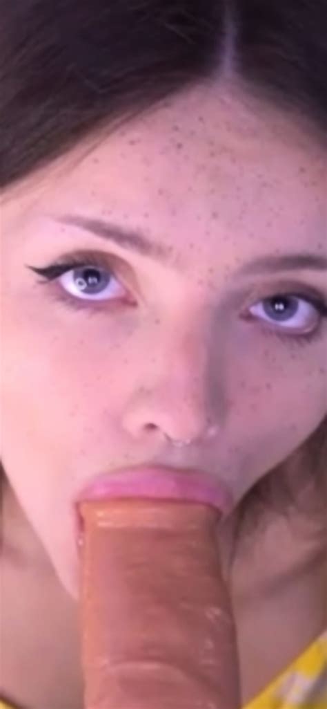 Bellacle Webcam Dildo Blowjob