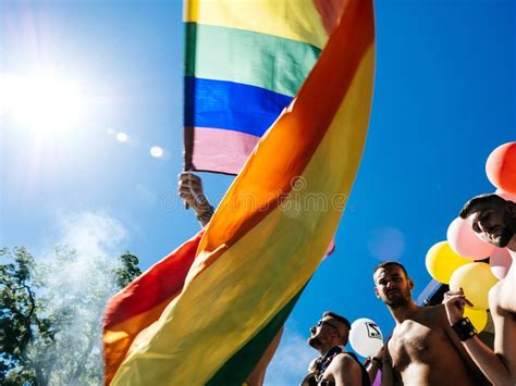 Hombres Del Orgullo Gay Que Bailan a Gente De LGBT En El Camión Con La Bandera Del Arco Iris