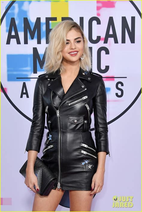 Selena Gomez Debuts Blonde Hair At American Music Awards Photo