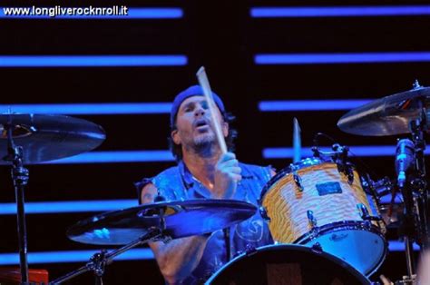 Red Hot Chili Peppers Il Batterista Chad Smith Suona Cover Degli Ac Dc In Un Pub Davanti A