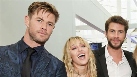 Chris Hemsworth Seemingly Pokes Fun at Brother Liam Hemsworth's Split ...