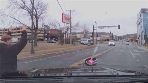 El Momento En Que Una Nena Se Cayó De Un Auto En Movimiento La Madre