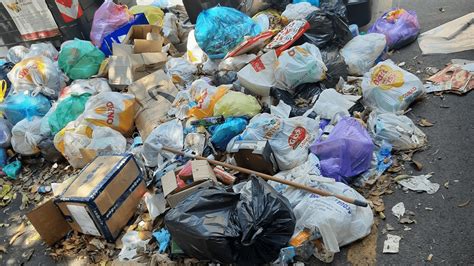 Emergenza Rifiuti A Roma Cumuli Di Spazzatura Invadono Le Strade Della