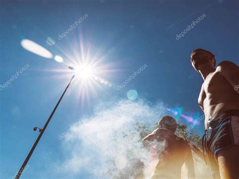 Gay orgullo hombres bailando LGBT personas en camión con arco iris bandera