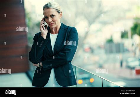 Vous savez où me joindre Portrait d une femme d affaires mature debout à l extérieur sur le