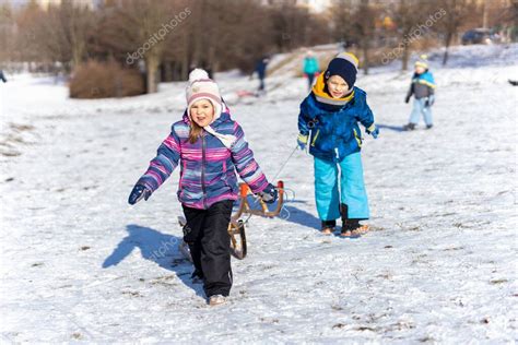 Poznan Polonia 30 De Enero De 2021 Niña Y Niño Tirando De Trineos