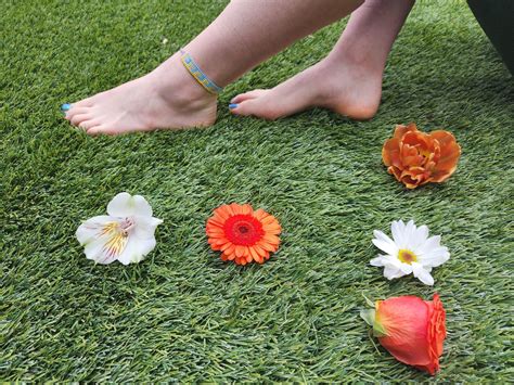 Size 10 Feet On The Lawn With Some Flowers Rbigfeetgirls
