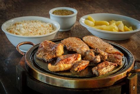 Churrasco De Picanha Brasileiro Grelhado Com Mistura De Carne Na Mesa