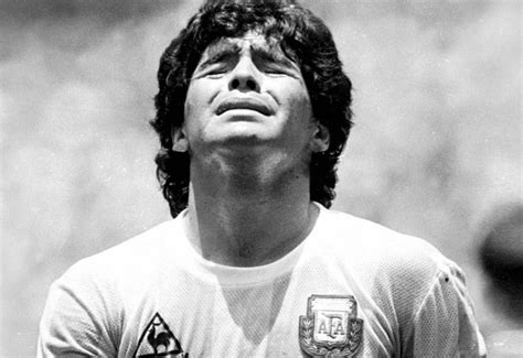 Murió Maradona Las Tapas Del Mundo En Zapatillas