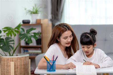 Belle Femme Asiatique Aidant Sa Fille Faire Ses Devoirs La Maison