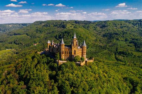 Vista A Rea Del Castillo Famoso De Hohenzollern Foto De Archivo