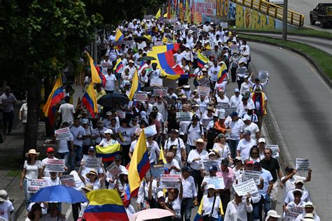 Cientos De Manifestantes Protestan En Colombia Contra Las Reformas