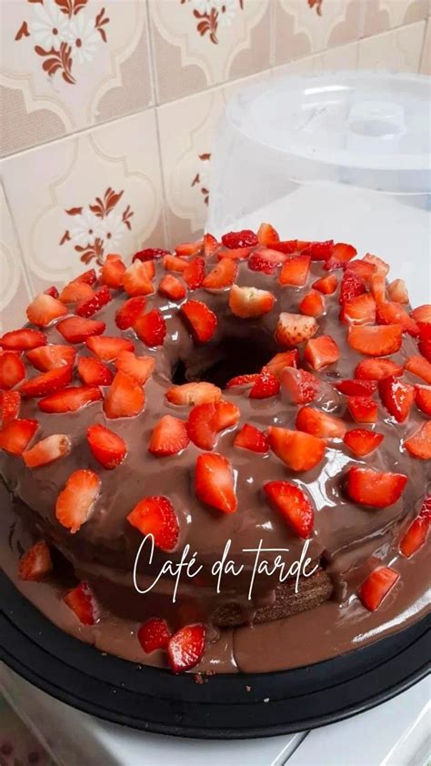 Meu Bolo De Chocolate Com Recheio De Brigadeiro E Morango Que Preparei Para O Café Da Tarde ☕ ️