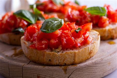 Ricetta Bruschette Con Aglio Nero E Pomodorini