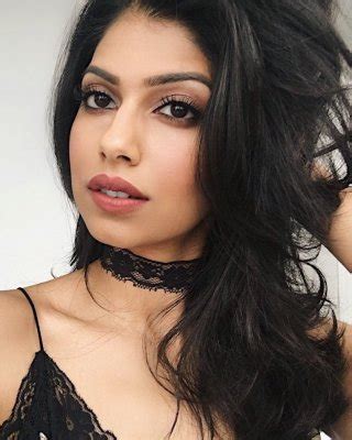 Beautiful Sexy Indian MILF Mature NRI Brown Babe Legs Heels Porn Pictures XXX Photos Sex