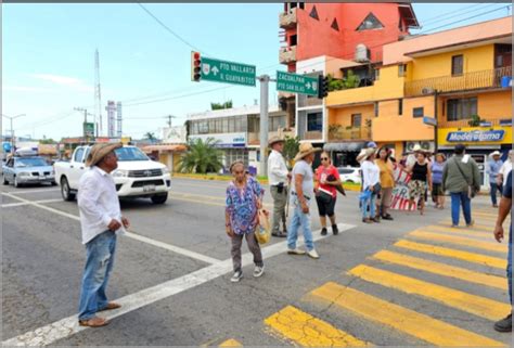 Reportan cierre de la Carretera Federal 200 por manifestación