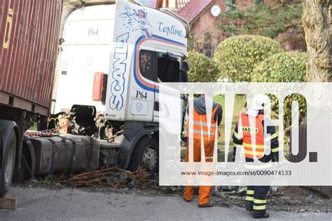 Lkw Kracht In Grundst Ck Fahrer Schwer Verletzt Uhr