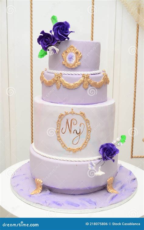 Pastel De Boda Morado Y Blanco Con Las Primeras Letras De Los Nombres