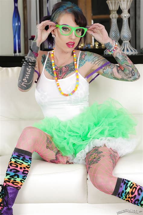Tattooed Slut Romance In Glasses Socks With Boots Stretching Bald Twat Porn Pictures XXX