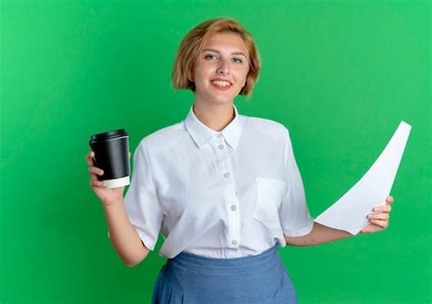 Jeune Fille Russe Blonde Souriante Tient Une Tasse De Café Et Des Feuilles De Papier Isolés Sur