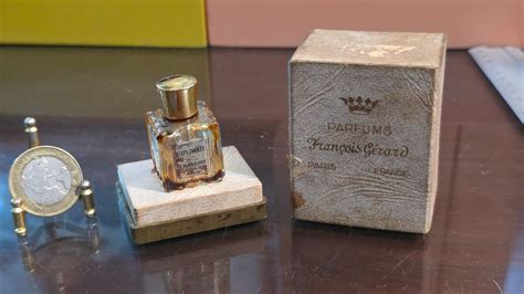 Perfume Francês Antigo - Antigo frasco de perfume francês | Pescadores de Relíquias