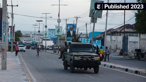 Twin Car Explosions Kill More than 20 in Somalia - The New York Times