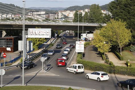 Herida en un accidente de tráfico al chocar dos coches en la avenida