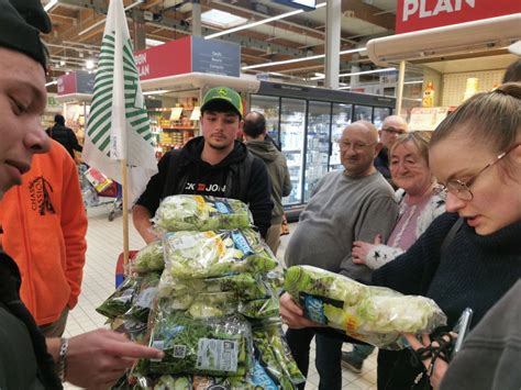 La Vir E Des Agriculteurs Dans Les Rayons De Carrefour Et Grand Frais