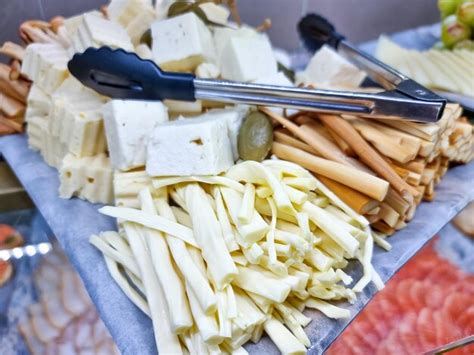 Variedad de quesos en platos plato de queso con quesos orgánicos queso