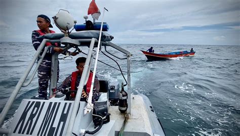 KRI Malahayati 362 Selamatkan Ayah Dan Anak Terombang Ambing 2 Hari Di