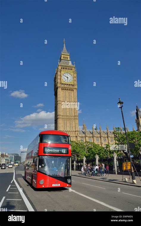 Autobús de dos pisos de color rojo delante del Big Ben Londres