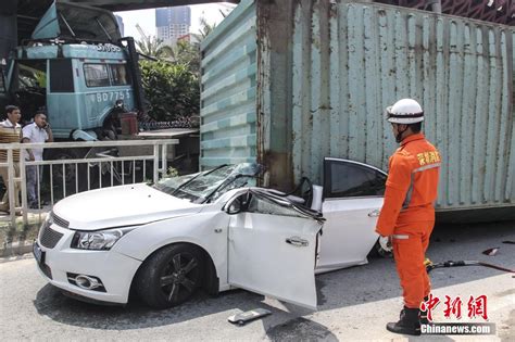 深圳一货车侧翻 压扁轿车致两人死亡 组图 侧翻 辅道 凤凰资讯