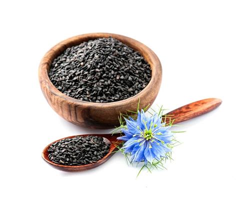 Semillas De Comino Negro Y Flor De Nigella Sativa Sobre Fondos Blancos