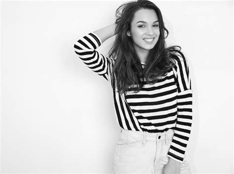 Retrato Do Modelo De Menina Jovem Morena Linda Maquiagem Nude Em Roupas De Ver O Hipster