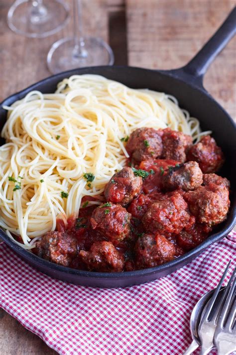 Nudeln mit Hackbällchen in Tomatensoße tastesheriff