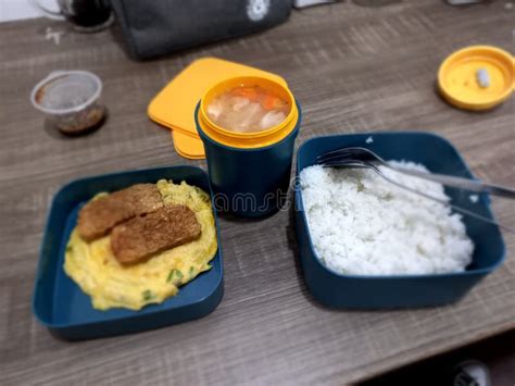 Huevo Doble Tempe Y Sopa De Arroz Blanco Por Babe Nia Imagen de archivo Imagen de bebé