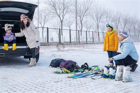 一家人一起去滑雪场滑雪高清图片下载 正版图片501904599 摄图网