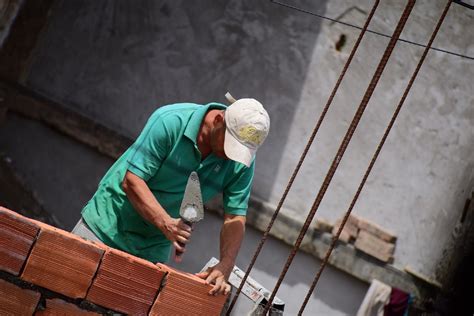 Cómo construir un muro sencillo con el uso de mortero y ladrillos La