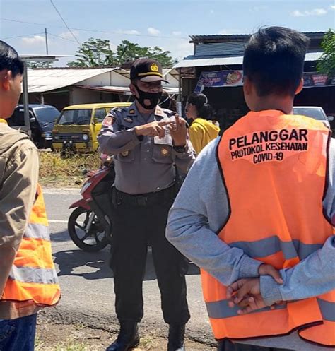 Memakai Rompi Orange Pelanggar Protokol Kesehatan Di Boja Diberi