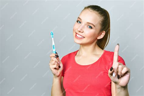 Hermosa Joven Se Dedica A La Limpieza De Los Dientes Hermosa Sonrisa Dientes Blancos Sanos Una