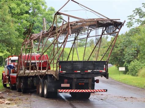 Caminhão tomba e parte de carga de frangos morre na PR 323 Jornal