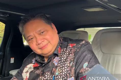 Politik Kemarin Airlangga Mundur Hingga Poster Gibran Ketum Golkar