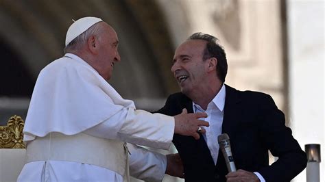 Roberto Benigni Bacia Papa Francesco In Vaticano Facciamo Un Campo