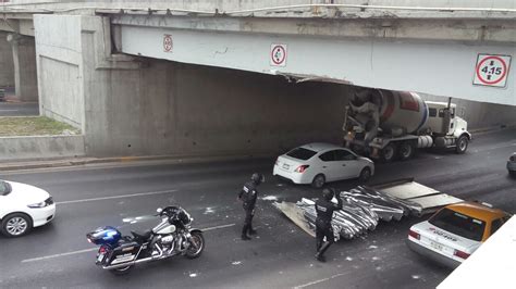 Tr Iler Choca Contra Puente En Centro De Monterrey Grupo Milenio