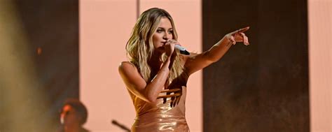 Watch Kelsea Ballerini Dazzle Singing Mountain With A View At The