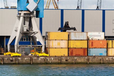 Gestapelde Containers En Kraan Stock Foto Image Of Kade Massa