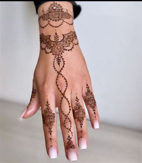 Épinglé par K I R A N sur Mehndi Tatouage au henné Modèles tatouages