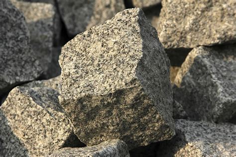 Щебень гранитный 120-150мм купить с доставкой в Москве, цена 2 470 руб ...